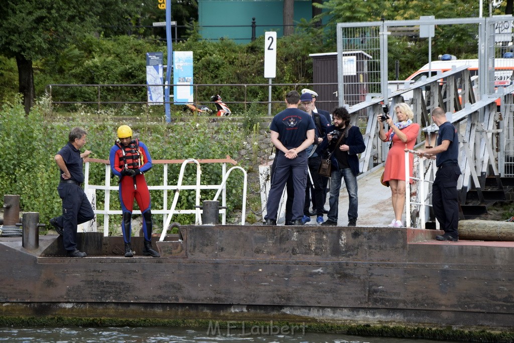 Uebung BF Taucher und Presse Koeln Zoobruecke Rhein P048.JPG - Miklos Laubert